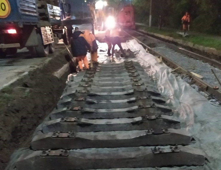 На Павшинском мосту продолжается ремонт трамвайных путей.