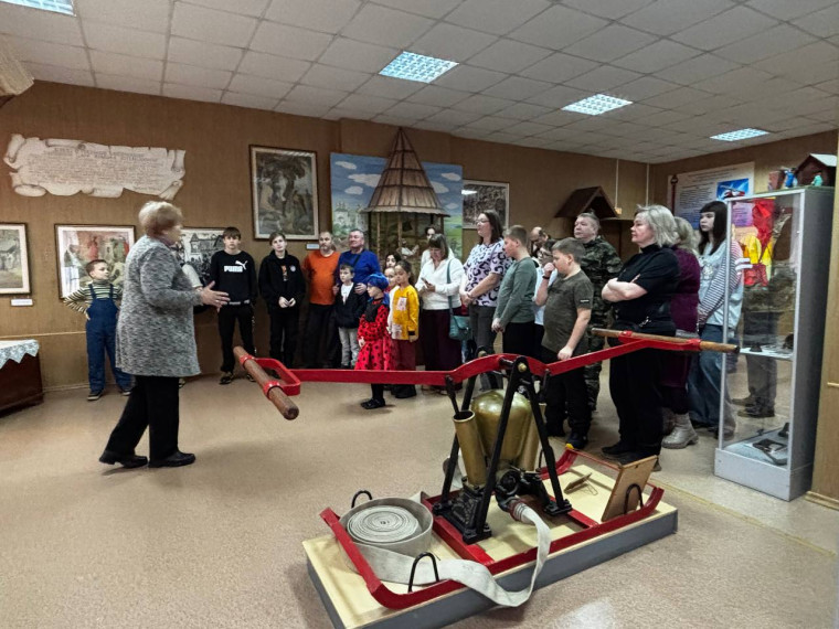 Юным жителям Центрального округа организовали экскурсию в пожарную часть.