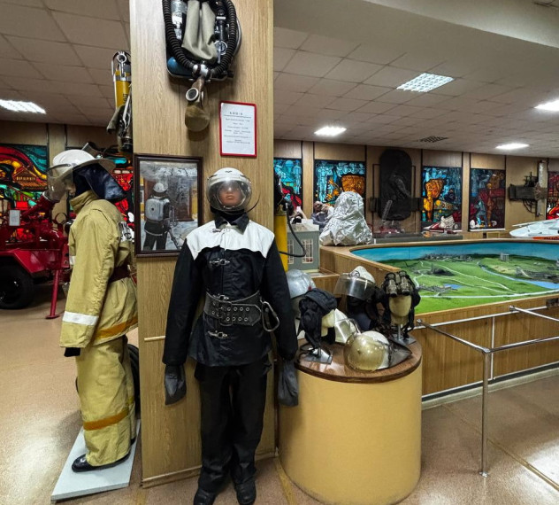 Юным жителям Центрального округа организовали экскурсию в пожарную часть.