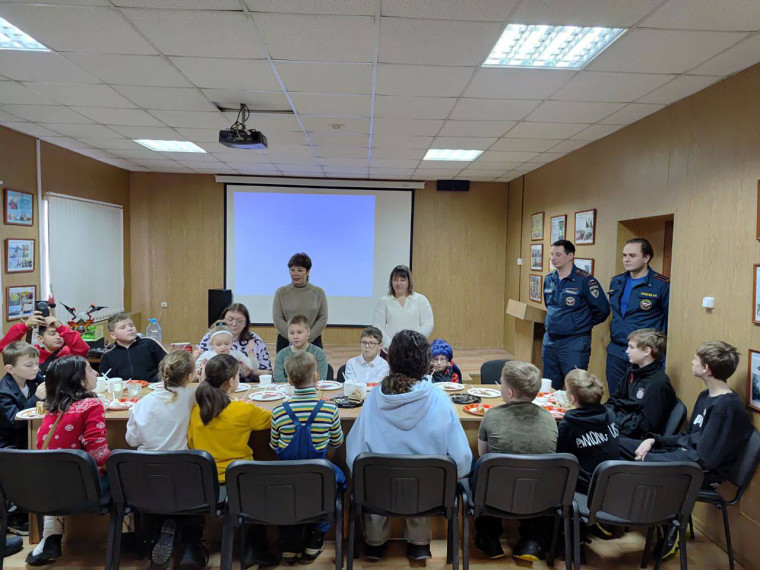 Юным жителям Центрального округа организовали экскурсию в пожарную часть.