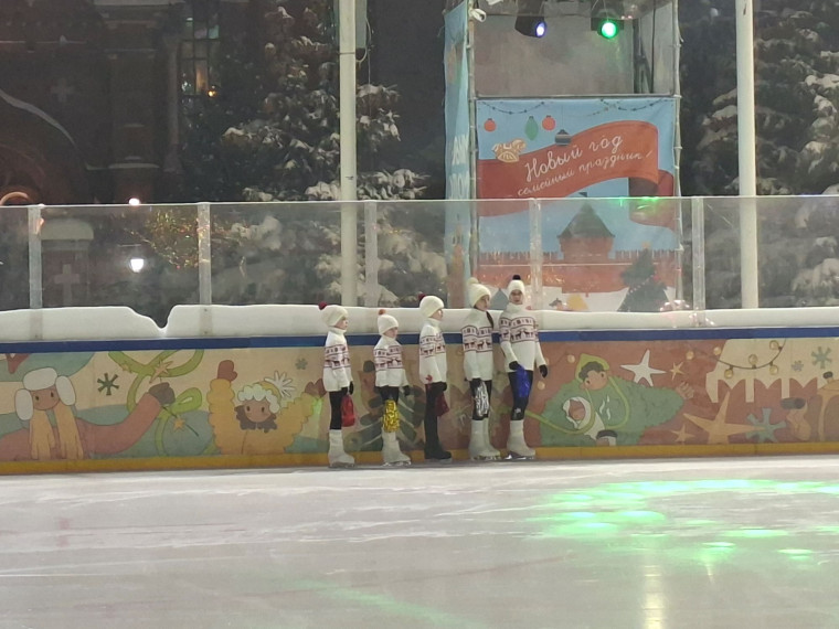 Виртуозы на льду: на Губернском катке прошли показательные выступления тульских фигуристов.