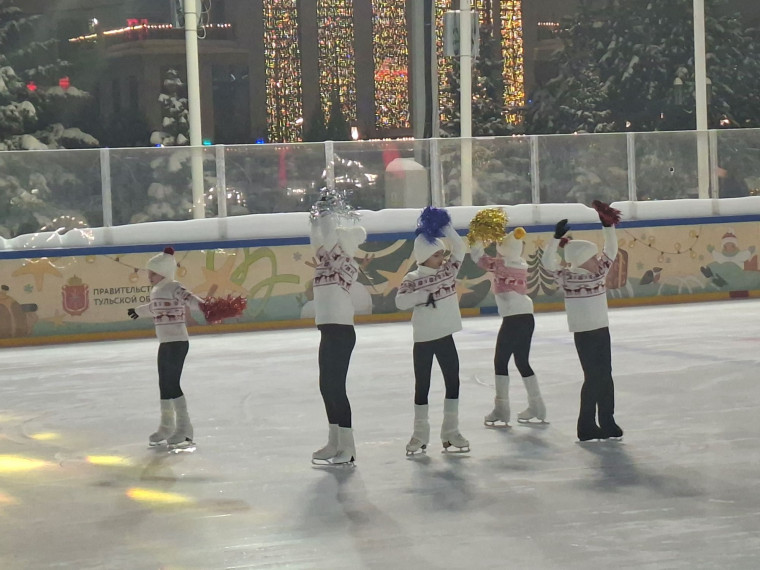 Виртуозы на льду: на Губернском катке прошли показательные выступления тульских фигуристов.