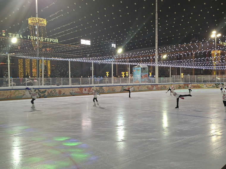 Виртуозы на льду: на Губернском катке прошли показательные выступления тульских фигуристов.