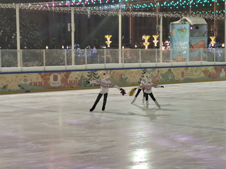 Виртуозы на льду: на Губернском катке прошли показательные выступления тульских фигуристов.