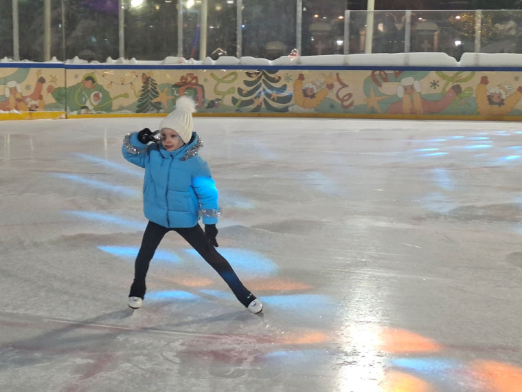 Виртуозы на льду: на Губернском катке прошли показательные выступления тульских фигуристов.