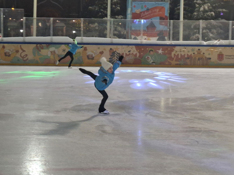 Виртуозы на льду: на Губернском катке прошли показательные выступления тульских фигуристов.