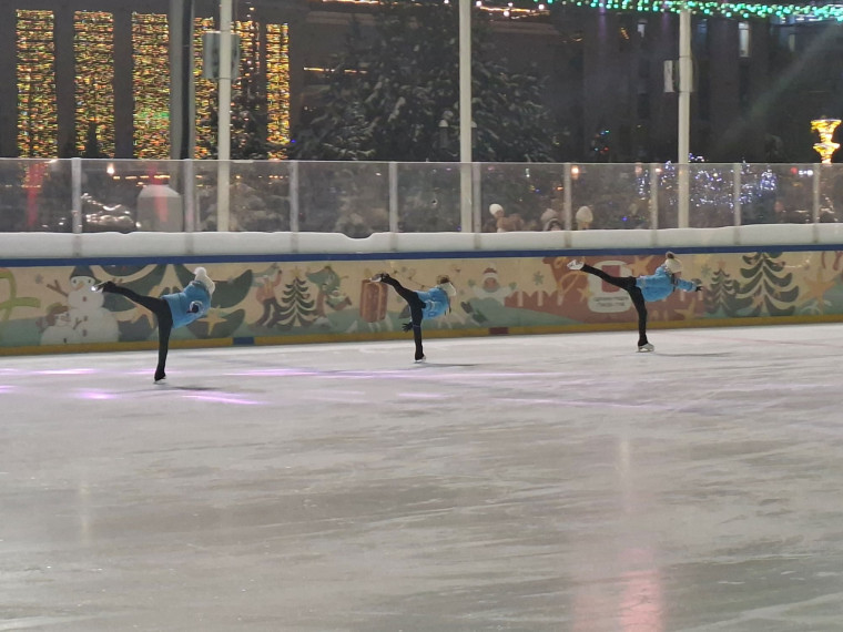 Виртуозы на льду: на Губернском катке прошли показательные выступления тульских фигуристов.