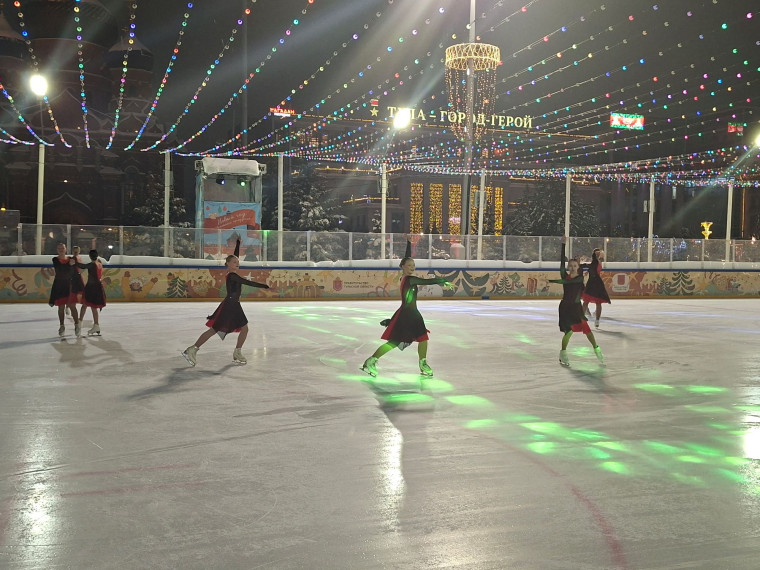 Виртуозы на льду: на Губернском катке прошли показательные выступления тульских фигуристов.