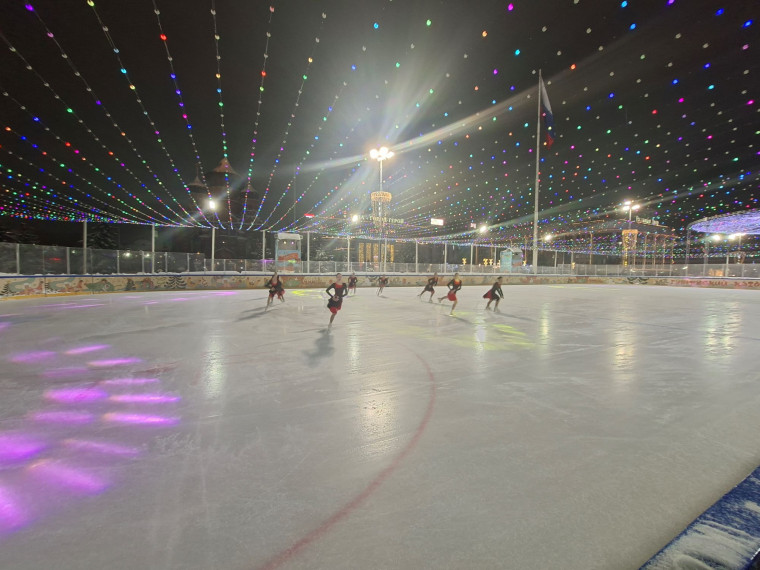 Виртуозы на льду: на Губернском катке прошли показательные выступления тульских фигуристов.