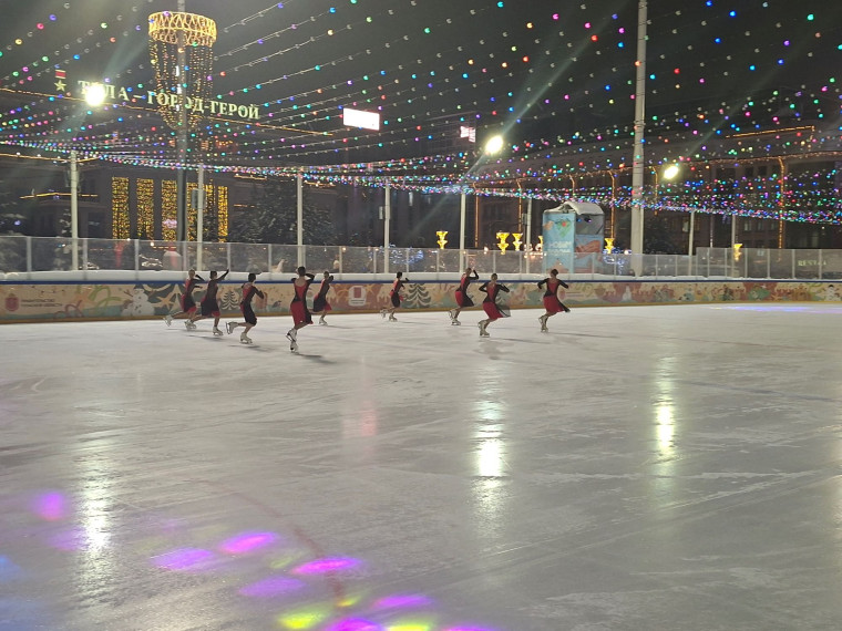 Виртуозы на льду: на Губернском катке прошли показательные выступления тульских фигуристов.