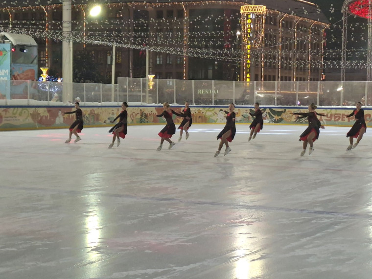 Виртуозы на льду: на Губернском катке прошли показательные выступления тульских фигуристов.