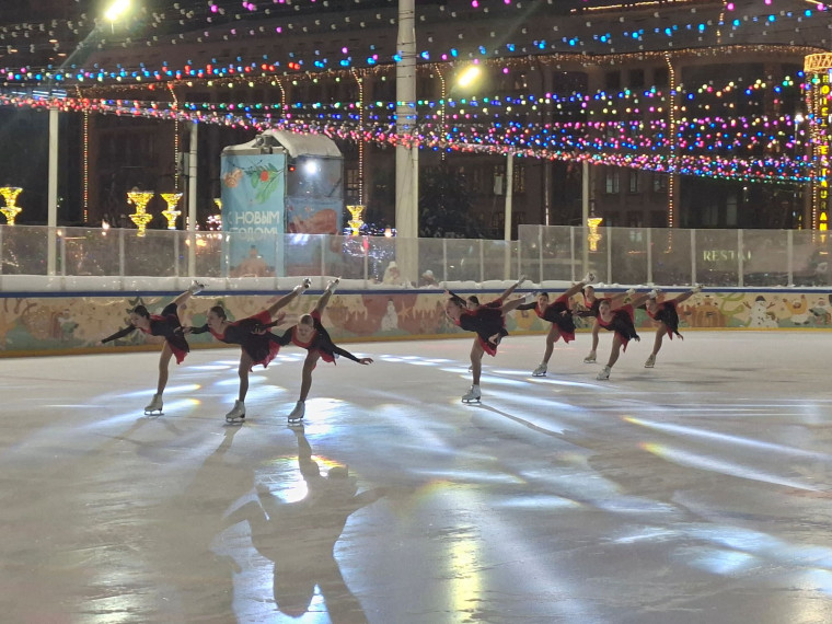Виртуозы на льду: на Губернском катке прошли показательные выступления тульских фигуристов.