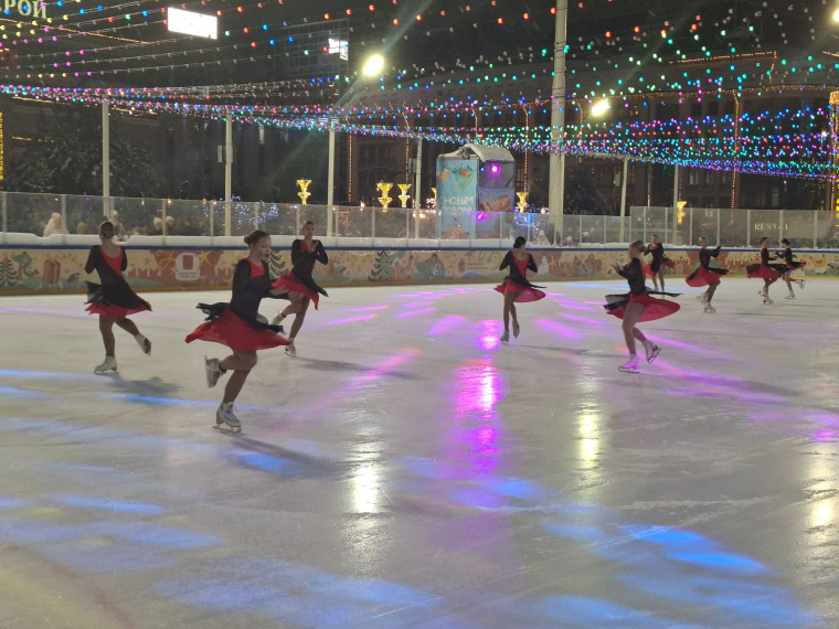Виртуозы на льду: на Губернском катке прошли показательные выступления тульских фигуристов.
