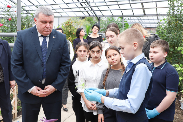 Илья Беспалов осмотрел отремонтированную школьную оранжерею.