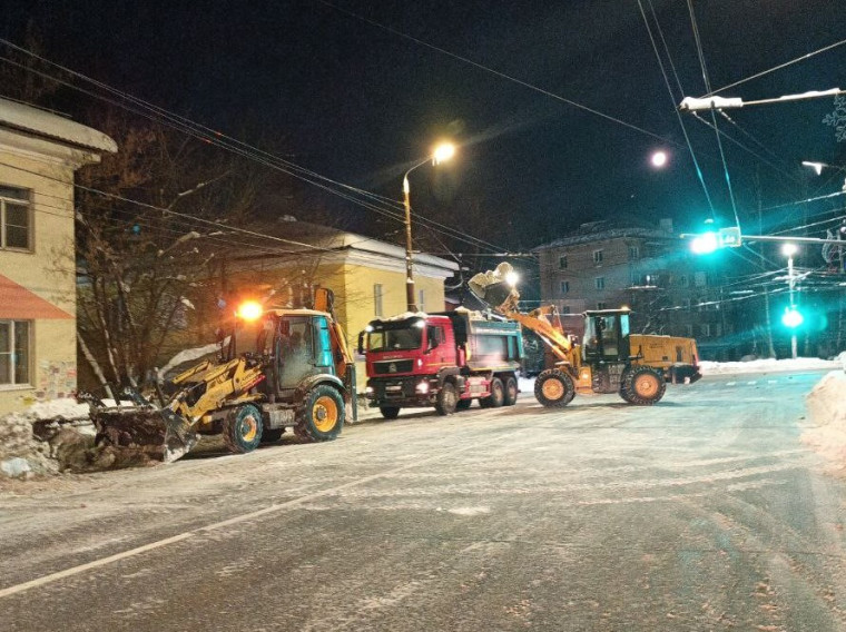 В Туле продолжается уборка и вывоз снега.
