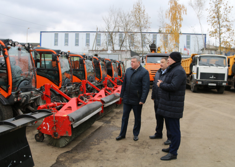 Илья Беспалов проверил готовность коммунальной техники к зиме.