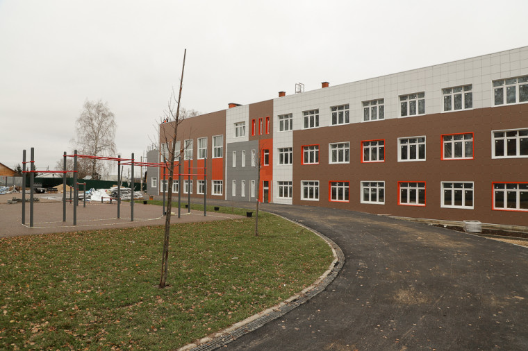 Илья Беспалов осмотрел строящуюся школу в д. Ямны.