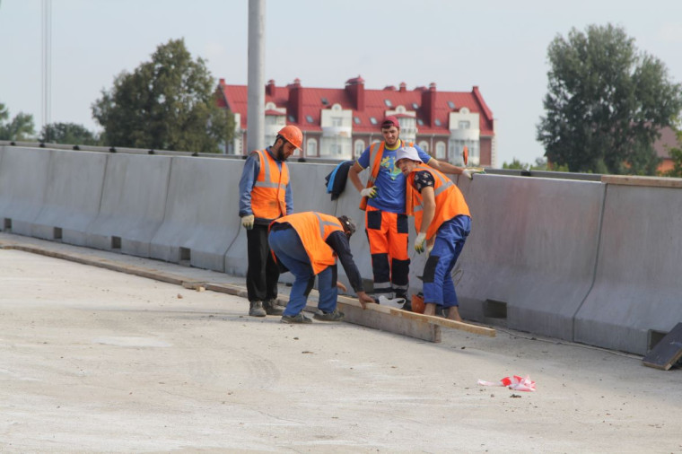 Рабочее движение по всей ширине проезжей части Московского путепровода планируют открыть к середине сентября.