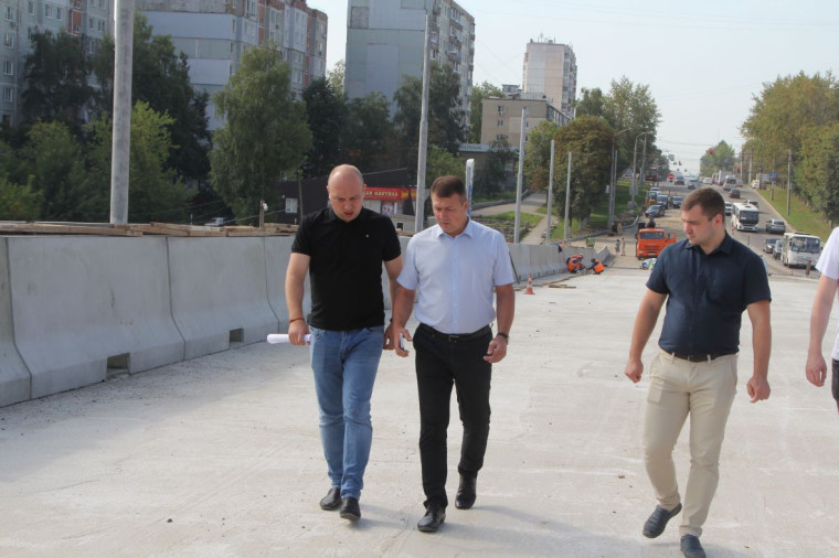 Рабочее движение по всей ширине проезжей части Московского путепровода планируют открыть к середине сентября.