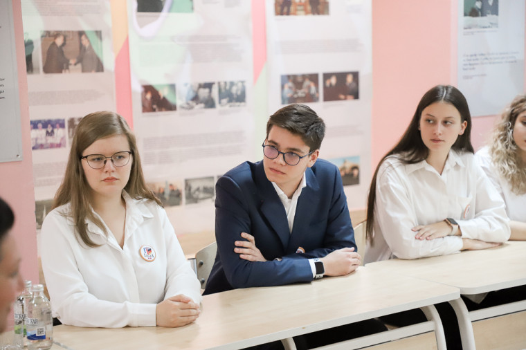 Илья Беспалов пообщался со школьниками гимназии №11 им. Александра и Олега Трояновских .