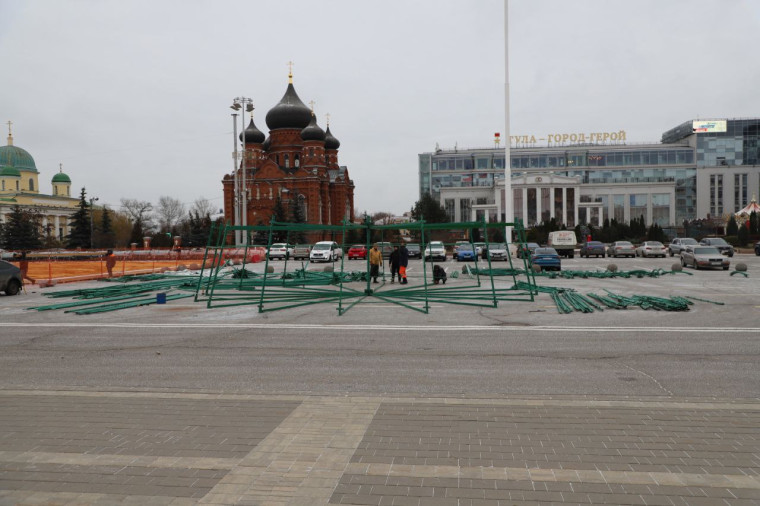 На площади Ленина устанавливают елку.