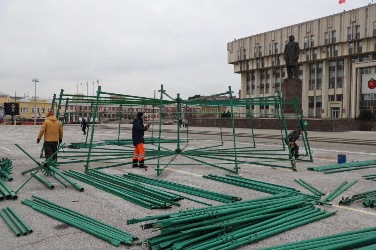 На площади Ленина устанавливают елку.