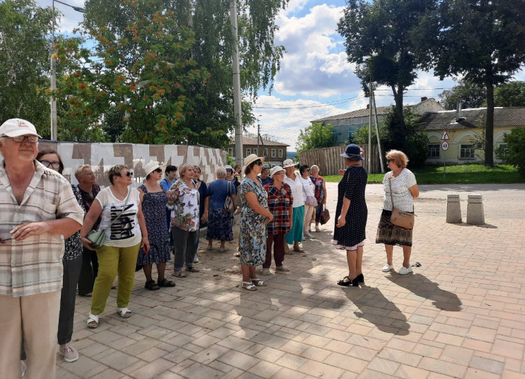 Активисты ТОС Советского округа посетили музей русского и современного искусства в селе Крапивна.