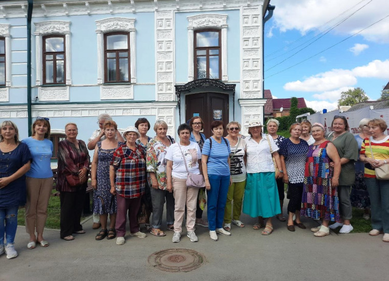 Активисты ТОС Советского округа посетили музей русского и современного искусства в селе Крапивна.