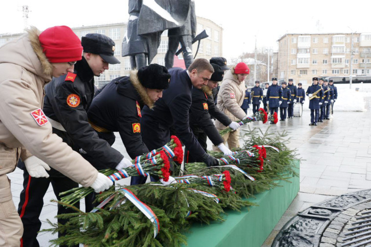 Илья Беспалов принял участие в церемонии возложения цветов к Вечному огню на площади Победы .