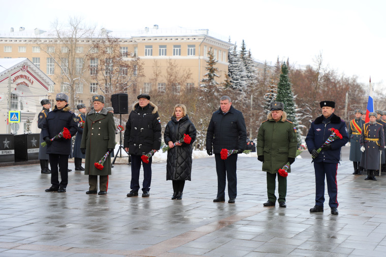 Илья Беспалов принял участие в церемонии возложения цветов к Вечному огню на площади Победы .