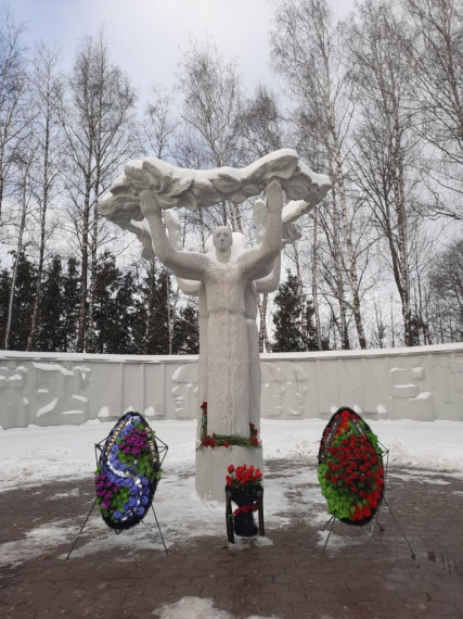 В Советском округе возложили цветы к мемориалу.