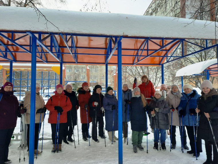 Активисты Советского округа регулярно занимаются северной ходьбой.