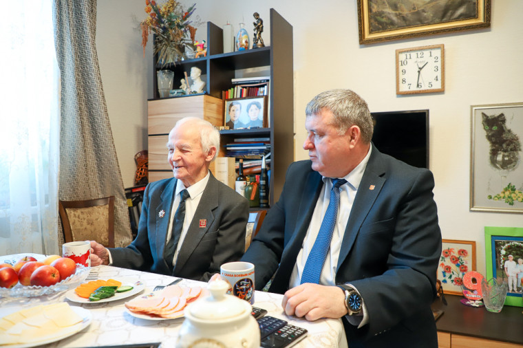 Илья Беспалов поздравил Николая Кульпова с годовщиной обороны Тулы.