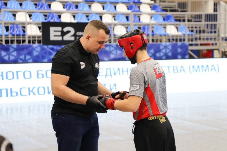 Илья Беспалов поприветствовал участников Чемпионата и Первенства Тульской области по смешанным боевым единоборствам.