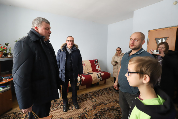Илья Беспалов проконтролировал качество выполненных ремонтных работ в доме на ул. Хворостухина.